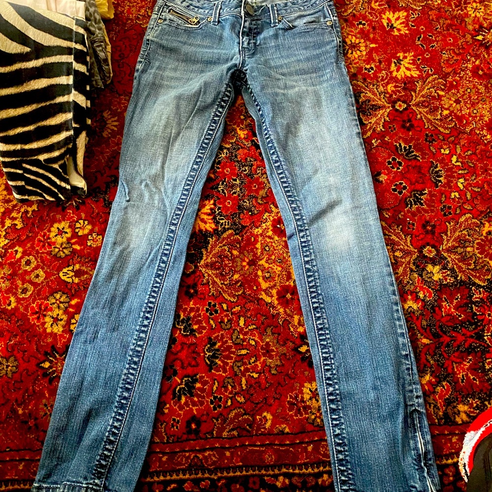 Blue jeans with zipper pockets
